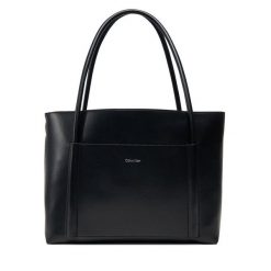 Torebka Calvin Klein. Czarne shopper bag Calvin Klein, bez wzorów, klasyczne, bez dodatków. Za 379.99 zł.