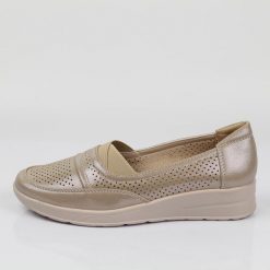 Beżowe półbuty damskie na koturnie comfort Jezzi Unisoft 5775. Brązowe półbuty wsuwane Jezzi, bez wzorów, ze skóry, bez obcasa, na koturnie. Za 129.00 zł.