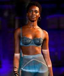 Amaryllis Soutien-Gorge Corbeille Sans Coques - 85C - Niebieski - Etam. Niebieskie biustonosze Etam, bez wzorów, z satyny. Za 169.90 zł.