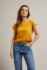 T-shirt z okrągłym dekoltem musztardowy. T-shirty MOODO, s, bez wzorów, z bawełny, bez kołnierzyka, bez ramiączek. W wyprzedaży za 19.99 zł.