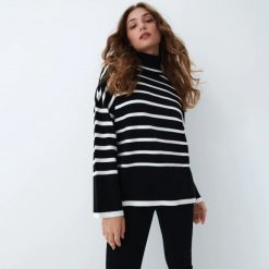 Golf oversize w paski - Czarny. Czarne swetry Mohito, l, bez wzorów, bez ramiączek. Za 149.99 zł.