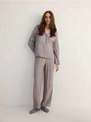 Dwuczęściowa piżama z wiskozy - jasnoszary. Szare piżamy Reserved, l, bez wzorów, z wiskozy, bez kołnierzyka, bez ramiączek. W wyprzedaży za 59.99 zł.