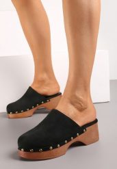Czarne Klapki w Stylu Chodaków Ozdobione Nitami na Słupku Amonde. Czarne klapki Renee, bez wzorów, bez obcasa, na płaskiej podeszwie, bez zapięcia. Za 99.99 zł.