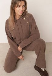 Brązowy Komplet Dresowy Bluza z Kapturem z Ozdobnymi Guzikami i Spodnie Eborissa. Brązowe bluzy z kapturem Born2be, l, bez wzorów, z dresówki, z kapturem, trekkingowe. Za 169.99 zł.