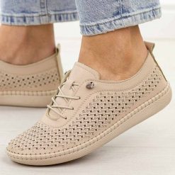 Beżowe ażurowane skórzane półbuty damskie T.Sokolski 2023-1. Brązowe półbuty wsuwane Sokolski, na jesień, bez wzorów, z jeansu, klasyczne, z okrągłym noskiem, bez obcasa, na płaskiej podeszwie. Za 249.00 zł.