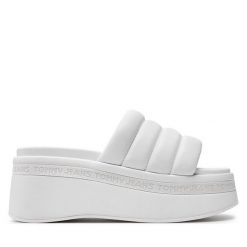 Klapki Tommy Jeans. Klapki Tommy Jeans, bez wzorów, z jeansu, bez obcasa, bez zapięcia. Za 319.99 zł.