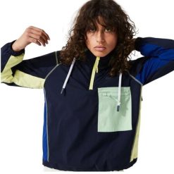 Kurtka sportowa damska Lacoste. Niebieskie kurtki przeciwdeszczowe Lacoste, l, bez wzorów, z materiału, z kapturem, trekkingowe. Za 757.00 zł.