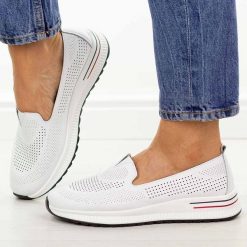 Białe ażurowe skórzane półbuty damskie Filippo Dp7611/26. Białe półbuty wsuwane Filippo, na jesień, w ażurowe wzory, z jeansu, casualowe, z okrągłym noskiem, bez obcasa, na płaskiej podeszwie. Za 199.00 zł.