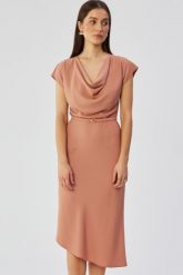 Elegancka asymetryczna sukienka z dekoltem woda różana. Czerwone sukienki Stylove, m, bez wzorów, eleganckie, z asymetrycznym kołnierzem, bez ramiączek, asymetryczne. Za 339.00 zł.