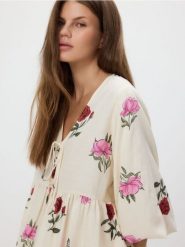Bluzka w kwiaty - wielobarwny. Bluzki Reserved, l, bez wzorów, z tkaniny, bez kołnierzyka, bez ramiączek. W wyprzedaży za 55.99 zł.