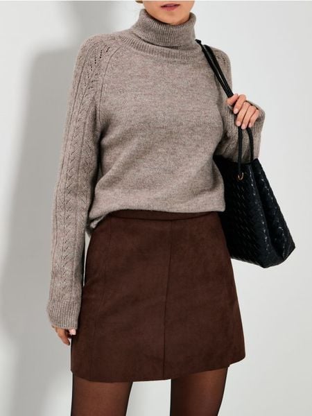 Golf z ozdobnymi rękawami - brązowy. Brązowe swetry Sinsay, l, bez wzorów, bez ramiączek. Za 59.99 zł.