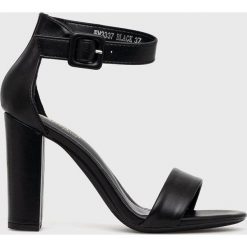 Answear Lab sandały kolor czarny. Czarne sandały Answear Lab, bez wzorów, z materiału, bez obcasa, na obcasie, bez zapięcia. Za 179.99 zł.