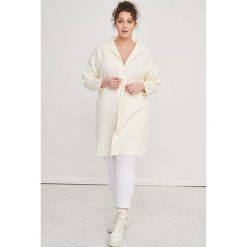Płaszcz Damski Huggo Plus Size Ekri. Płaszcze blue shadow, plus size, bez wzorów, z dzianiny, bez kaptura. Za 419.90 zł.