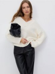 Sweter z bukli z domieszką wełny - kremowy. Białe swetry Reserved, l, bez wzorów, z wełny, bez ramiączek. W wyprzedaży za 119.99 zł.