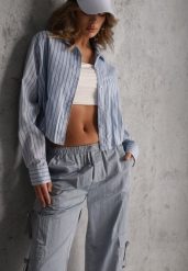 Niebieska Oversizowa Koszula z Bawełny w Pionowe Paseczki z Gumką Kadink. Niebieskie koszule Renee, l, bez wzorów, z bawełny, eleganckie, bez kołnierzyka, bez ramiączek. Za 129.99 zł.