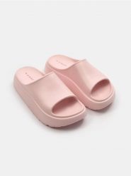 Gładkie klapki - różowy. Czerwone klapki Sinsay, bez wzorów, bez obcasa, bez zapięcia. Za 39.99 zł.
