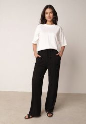 Czarne Szerokie Spodnie z Prążkowanej Tkaniny z Wysokim Stanem Sarora. Czarne spodnie materiałowe Born2be, bez wzorów, z jeansu, z podwyższonym stanem. Za 59.99 zł.