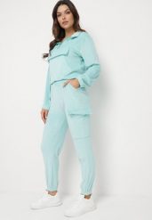 Jasnoniebieski Welurowy Komplet Dresowy Bluza z Ozdobną Kieszenią i Luźne Spodnie z Kieszeniami Whisperia. Niebieskie bluzy Born2be, m, bez wzorów, z dresówki, eleganckie, bez ramiączek, bez kaptura. W wyprzedaży za 72.24 zł.