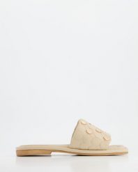 KLAPKI DAMSKIE CRM-3 BEIGE. Brązowe klapki Venezia, bez wzorów, ze skóry, bez obcasa, bez zapięcia. Za 129.00 zł.