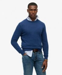 Superdry Essentials Cotton Jumper – Sweter z bawełny organicznej, relaxed fit. Niebieskie swetry Superdry, uniwersalny, bez wzorów, z bawełny, klasyczne, bez ramiączek. Za 280.80 zł.