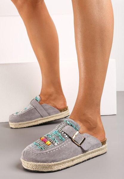 Szare Klapki na Plecionej Podeszwie z Kryształkami i Klamrą Noritak. Szare klapki Born2be, bez wzorów, eleganckie, bez obcasa, na obcasie, bez zapięcia. Za 79.99 zł.