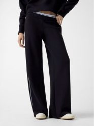 Guess Jeans Spodnie dresowe W6RB43 KD122 Czarny Regular Fit. Czarne spodnie dresowe Guess Jeans, z aplikacjami, z dresówki. Za 283.99 zł.