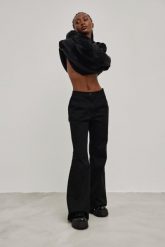 Bawełniane spodnie typu dzwony w kolorze DEEP BLACK - ICONIC -S. Czarne spodnie materiałowe Marsala, bez wzorów, z bawełny, eleganckie. W wyprzedaży za 74.98 zł.