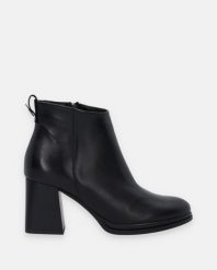 CZARNE BOTKI DAMSKIE 37402 BAF NERO. Czarne botki Venezia, bez wzorów, ze skóry, bez obcasa, bez zapięcia. Za 399.00 zł.