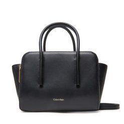 Torebka Calvin Klein. Czarne torebki klasyczne Calvin Klein, bez wzorów, klasyczne, bez dodatków. Za 999.99 zł.