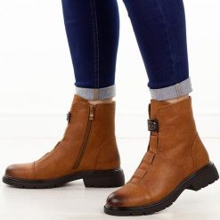 Camelowe botki damskie M.Daszyński 2501-9. Brązowe botki M.Daszyński, z aplikacjami, z jeansu, eleganckie, z okrągłym noskiem, bez obcasa, na obcasie, bez zapięcia. W wyprzedaży za 179.10 zł.