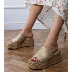 Złote klapki espadryle klasyczne na platformie złoty. Żółte espadryle bez wzorów, z materiału, casualowe, bez obcasa, na platformie. Za 109.71 zł.