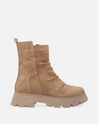 BEŻOWE BOTKI ZE SKÓRY ZAMSZOWEJ 53C1045 BEIGE. Brązowe botki Venezia, bez wzorów, ze skóry, bez obcasa, bez zapięcia. Za 259.00 zł.