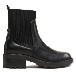 Botki Tommy Hilfiger. Czarne botki Tommy Hilfiger, bez wzorów, bez obcasa, na płaskiej podeszwie, bez zapięcia. Za 459.99 zł.