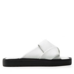 Klapki Bata. Białe klapki Bata, bez wzorów, bez obcasa, bez zapięcia. Za 249.99 zł.