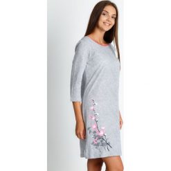 Szara piżama koszula nocna z kwiatem QUIOSQUE. Piżamy marki QUIOSQUE. W wyprzedaży za 79.99 zł.
