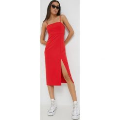 Only sukienka kolor czerwony midi prosta. Czerwone sukienki ONLY, na co dzień, bez wzorów, z materiału, bez kołnierzyka, bez ramiączek, midi, proste. W wyprzedaży za 109.99 zł.