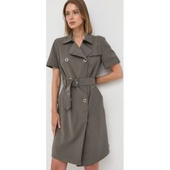 Guess sukienka kolor zielony mini prosta. Zielone sukienki Guess, na co dzień, m, z aplikacjami, bez kołnierzyka, bez ramiączek, mini, proste. Za 689.99 zł.