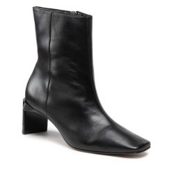 Botki Simple. Czarne botki Simple, bez wzorów, bez obcasa, na słupku, bez zapięcia. Za 479.99 zł.