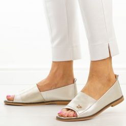 Złote skórzane płaskie sandały damskie Potocki 19397. Żółte sandały POTOCKI, z aplikacjami, z jeansu, eleganckie, bez obcasa, na płaskiej podeszwie, bez zapięcia. Za 229.00 zł.