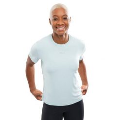 Damska koszulka do biegania z krótkim rękawem Fitness Siroko Singapore Mint. Niebieskie t-shirty sportowe SIROKO, bez wzorów, z materiału, bez ramiączek, do biegania. W wyprzedaży za 126.00 zł.