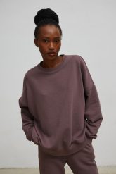 Bluza damska o kroju regular fit w kolorze BROWNIE CAKE - PHENIX. Bluzy Marsala, uniwersalny, bez wzorów, z bawełny, bez kaptura. Za 259.90 zł.