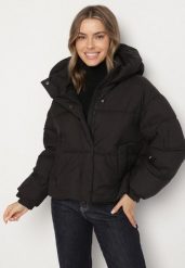 Czarna Pikowana Kurtka Puffer z Kapturem i Kieszonką przy Rękawie Galieana. Czarne kurtki Born2be, xl, bez wzorów, z dzianiny, eleganckie, z kapturem. Za 169.99 zł.