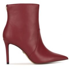 Botki Nine West. Czerwone botki Nine West, bez wzorów, bez obcasa, na szpilce, bez zapięcia. Za 199.99 zł.