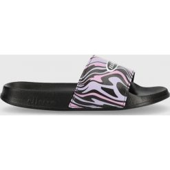 Ellesse klapki damskie kolor czarny. Czarne klapki Ellesse, bez wzorów, z materiału, bez obcasa, na płaskiej podeszwie, bez zapięcia. W wyprzedaży za 114.99 zł.