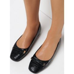 Czarne Balerinki Achedeia. Czarne baleriny Born2be, z aplikacjami, ze skóry, eleganckie, bez obcasa, na płaskiej podeszwie, bez zapięcia. W wyprzedaży za 71.99 zł.