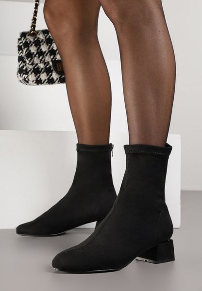 Czarne Botki Vices z Imitacji Zamszu na Klockowym Obcasie z Aplikacją i Skarpetkową Cholewką Ravite. Czarne botki Born2be, z aplikacjami, z jeansu, biznesowe, bez obcasa, na obcasie, bez zapięcia. Za 119.99 zł.