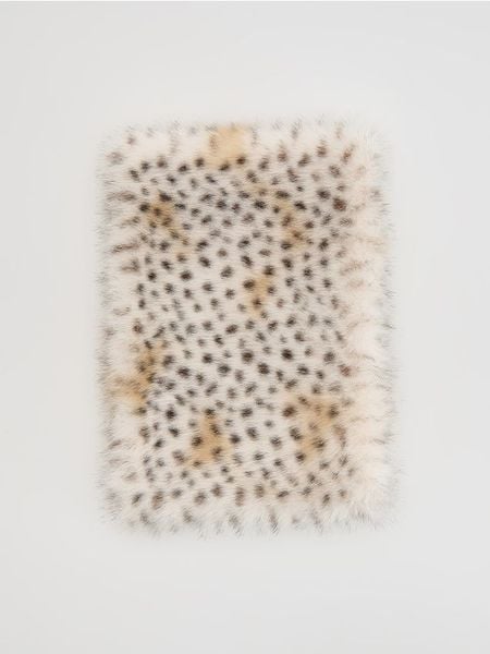 Szal w cętki - wielobarwny. Szaliki i kominy Reserved, bez wzorów. W wyprzedaży za 59.99 zł.