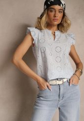 Jasnoniebieska Bawełniana Bluzka Ozdobiona Falbankami i Ażurowym Wzorem Grelzeki. Niebieskie bluzki Renee, l, z aplikacjami, z bawełny, eleganckie, bez kołnierzyka, bez ramiączek. W wyprzedaży za 39.99 zł.