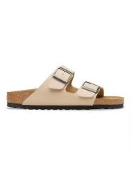 Birkenstock Klapki "Arizona" w kolorze beżowym rozmiar: 36. Brązowe klapki Birkenstock, bez wzorów, klasyczne, z otwartym noskiem, bez obcasa, bez zapięcia. Za 331.45 zł.