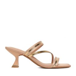 Klapki JENNY. Brązowe klapki Jenny, bez wzorów, bez obcasa, bez zapięcia. Za 129.99 zł.